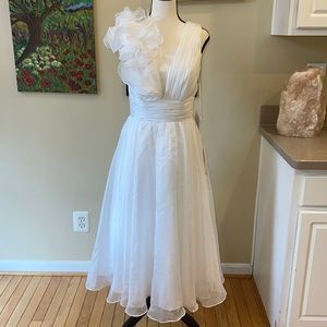 Gorgeous MAC DUGGAL White Low V Neck & Back Ruffled Shoulder Formal Dress